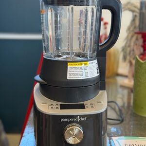 Pampered Chef Countertop Blender in Black and Silver